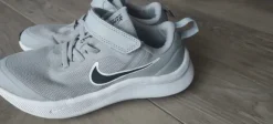 Graue Sportschuhe Laufschuhe Mädchen Nike