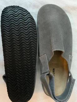 graue veloursleder clogs