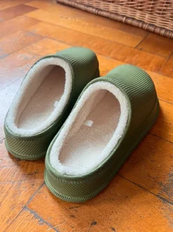 Grüne Clogs Hausschuhe