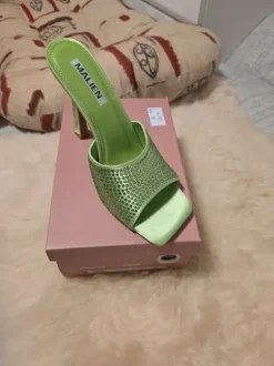 Grüne Sandale neu