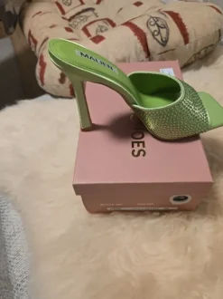 Grüne Sandale neu