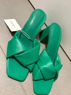 Grüne Schuhe