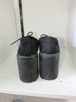 Grobe hohe Schuhe im Gothic - Stil