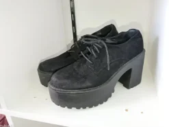 Grobe hohe Schuhe im Gothic - Stil