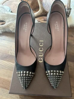 Gucci Pumps schwarz studded Gr. 38