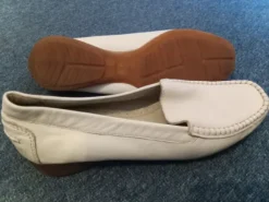 Halbschuhe Creme