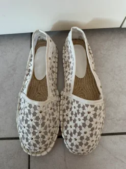 Hallhuber Sommerliche Spitzen-Espadrilles mit Nieten – Weiß / Creme