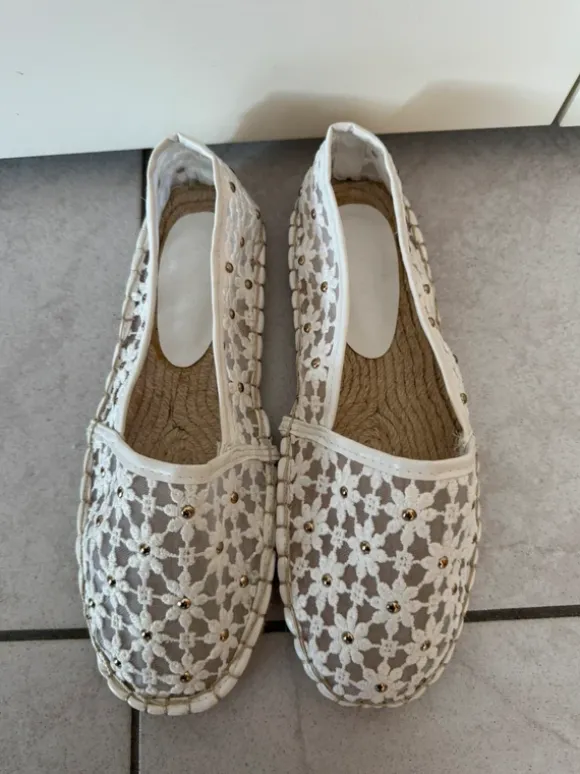 Hallhuber Sommerliche Spitzen-Espadrilles mit Nieten – Weiß / Creme