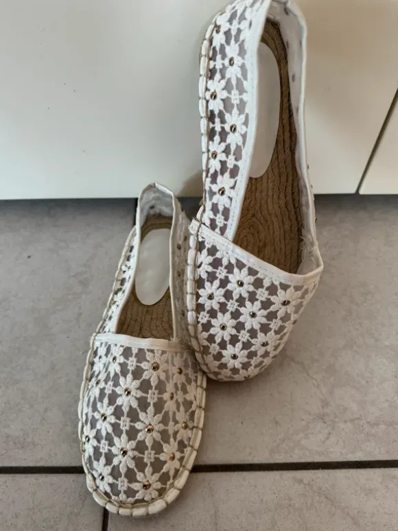 Hallhuber Sommerliche Spitzen-Espadrilles mit Nieten – Weiß / Creme