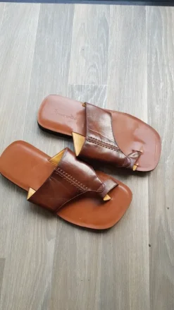 handgefertigte braune Ledersandalen für Herren in Größe 43