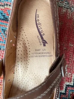 Hübsche Halbsandale aus Leder