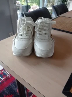 Heel mooie nieuwe sneakers van medicus maat 7 is 40.5