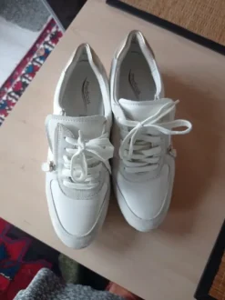 Heel mooie nieuwe sneakers van medicus maat 7 is 40.5