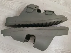 Herren Badesandalen aus Kunststoff in grün