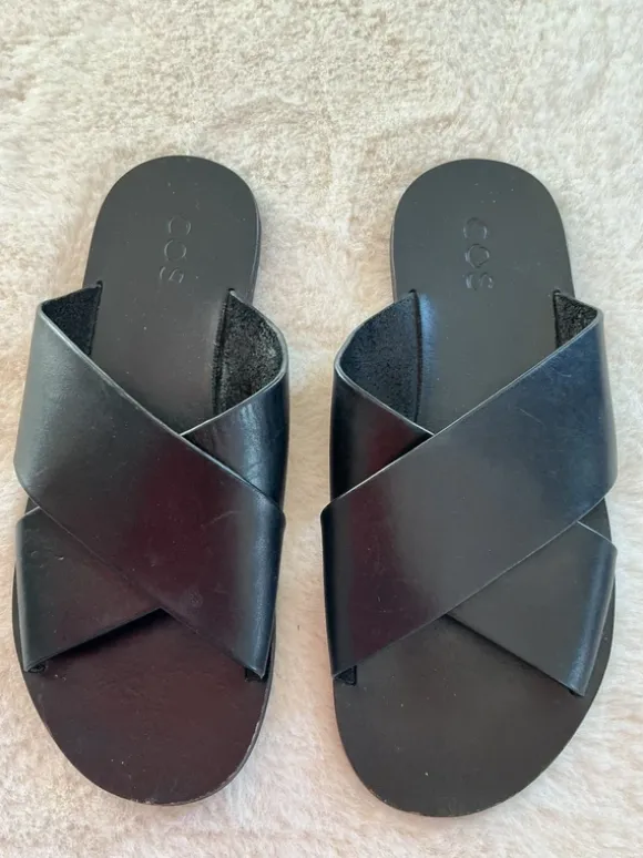 Herrenpantoffeln von COS schwarz