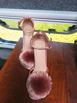 High Heels mit Pompons