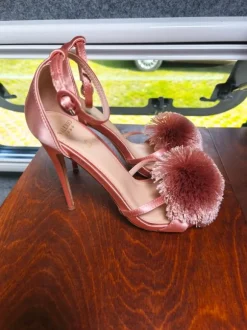 High Heels mit Pompons