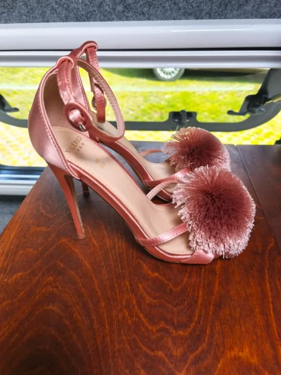 High Heels mit Pompons