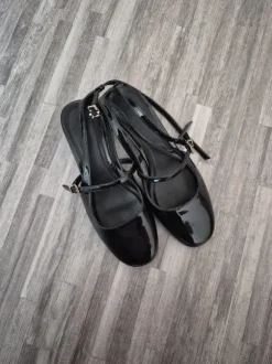 H&M Mary-Jane Ballerinas – Schwarz Lackoptik (Goldene Details)