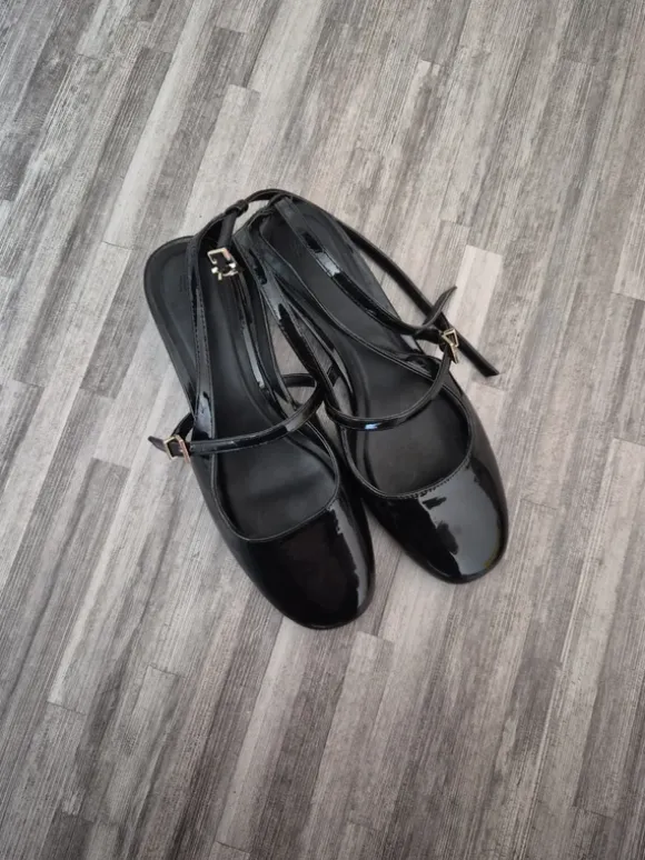 H&M Mary-Jane Ballerinas – Schwarz Lackoptik (Goldene Details)