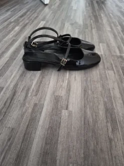 H&M Mary-Jane Ballerinas – Schwarz Lackoptik (Goldene Details)