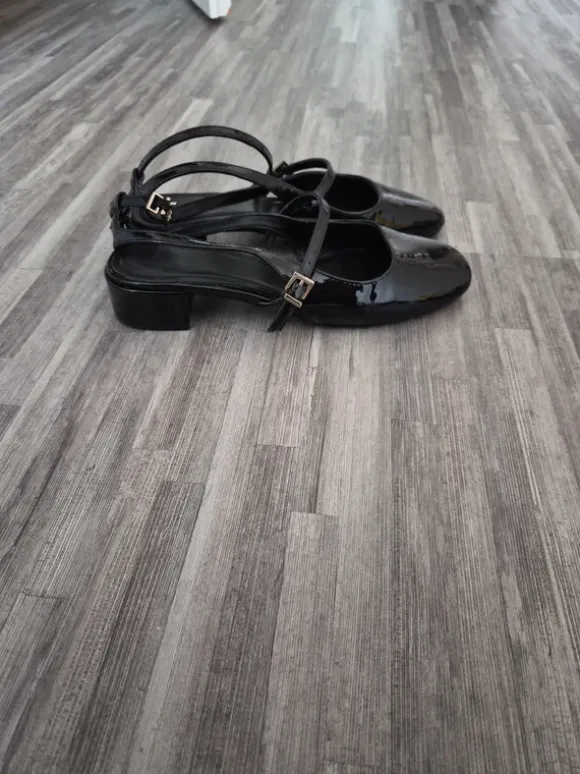 H&M Mary-Jane Ballerinas – Schwarz Lackoptik (Goldene Details)