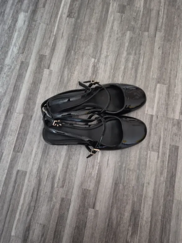 H&M Mary-Jane Ballerinas – Schwarz Lackoptik (Goldene Details)
