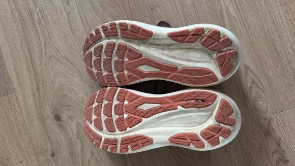 hochwertige running shoes/Laufschuhe ASICS Größe 10,3
