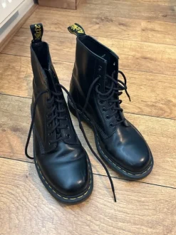 Hoge Dr. Martens maat 43