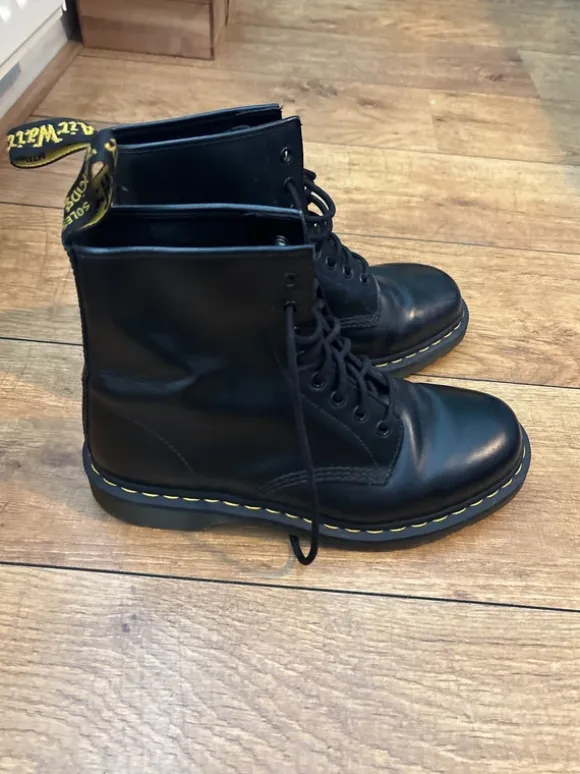 Hoge Dr. Martens maat 43