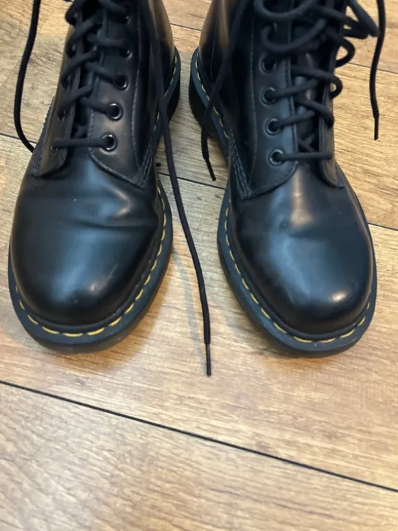 Hoge Dr. Martens maat 43