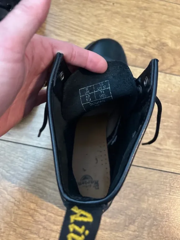 Hoge Dr. Martens maat 43