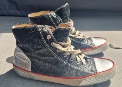 Hohe Sneaker im Converse-Style