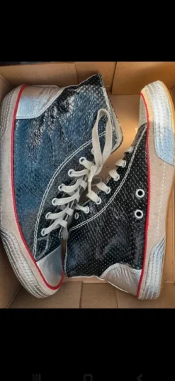 Hohe Sneaker im Converse-Style
