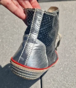 Hohe Sneaker im Converse-Style