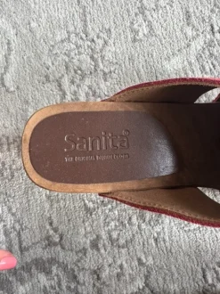 Holzhackenschuhe mit Leder rot