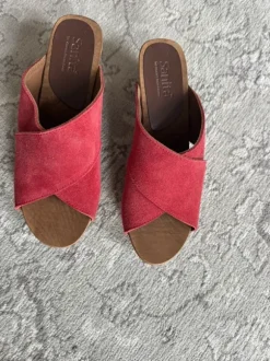 Holzhackenschuhe mit Leder rot