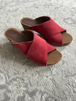 Holzhackenschuhe mit Leder rot