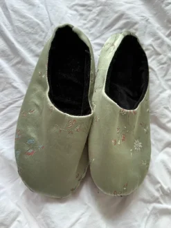 House slippers in floral silk