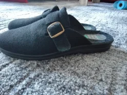 Ich verkaufe neue Hausschuhe.