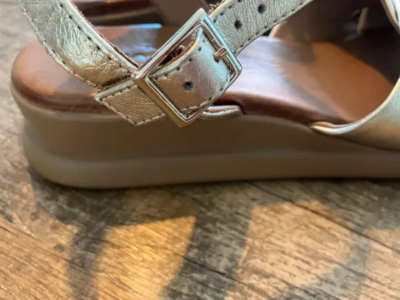 Inuovo goudkleurige sandalen maat 39