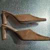 Joli mule à talon, fermé devant, marque Latino, pointure 38, beige
