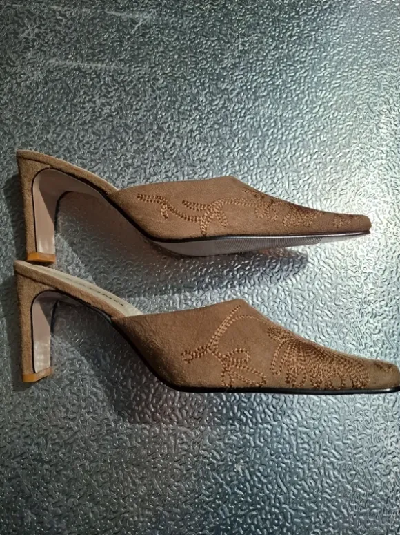 Joli mule à talon, fermé devant, marque Latino, pointure 38, beige