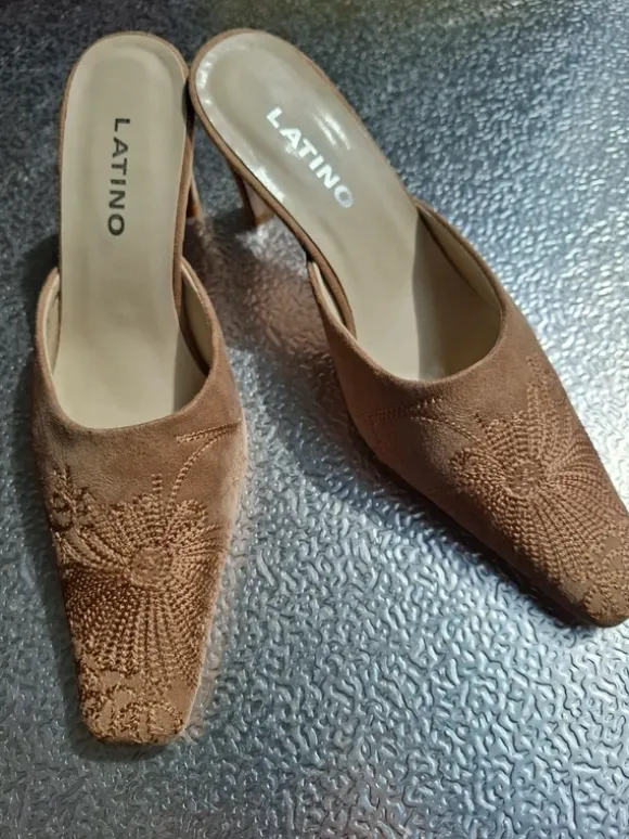 Joli mule à talon, fermé devant, marque Latino, pointure 38, beige