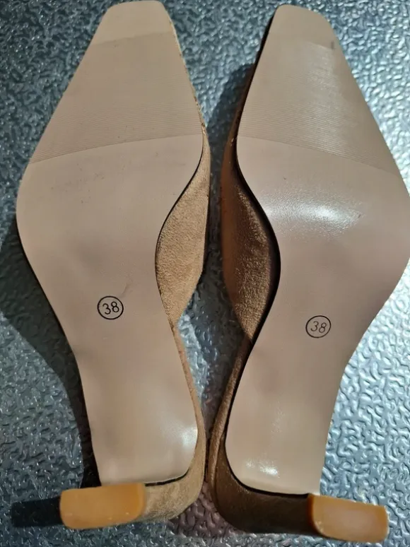Joli mule à talon, fermé devant, marque Latino, pointure 38, beige