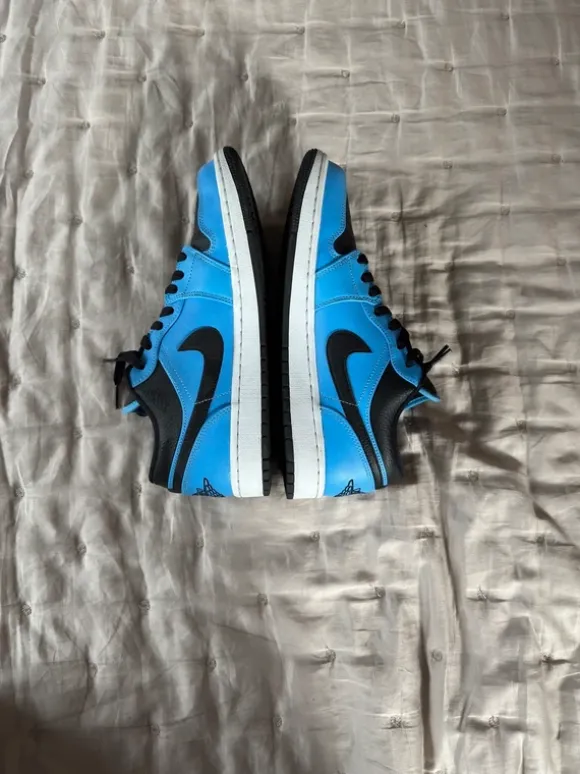 Jordan 1 Low University Blue / Black