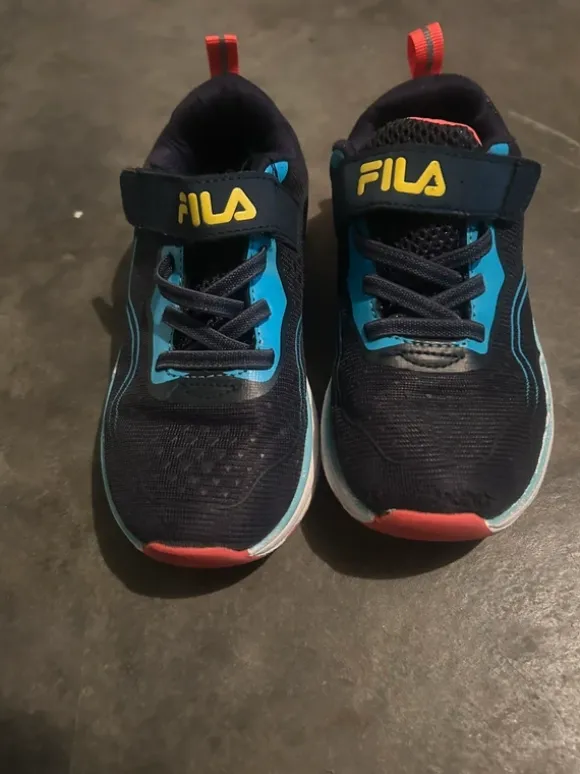 Junge Schuhe