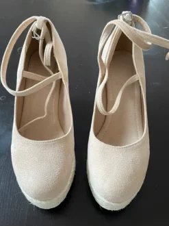 Keilsandalen aus Kunstleder 38