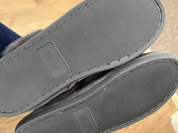 Kuschelige Infinity Hausschuhe / Pantoffeln Grau – NEU mit Etikett