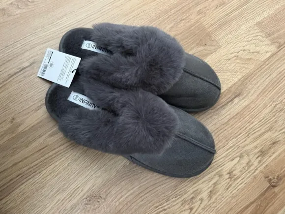 Kuschelige Infinity Hausschuhe / Pantoffeln Grau – NEU mit Etikett